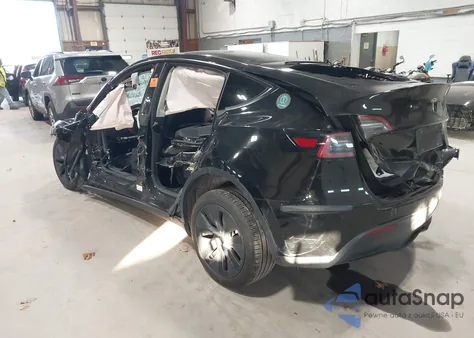 2024 Tesla Model Y Long Range Dual Motor All-Wheel Drive z USA, uszkodzony, nr VIN 7SAYGDEEXRA327773